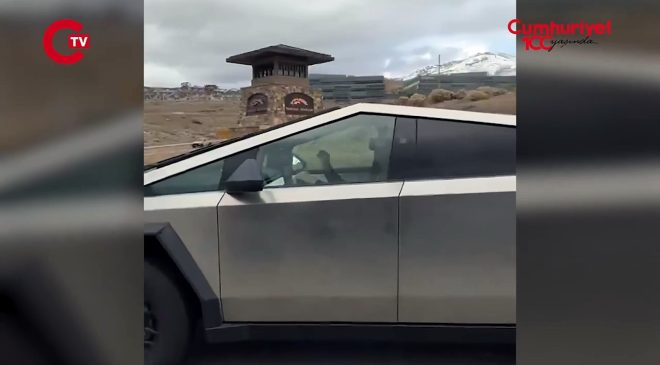 Tesla sürücüsü Apple VR kullanırken kayda alındı Görüntüler bilim kurgu filmlerini aratmadı