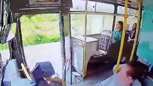 Kapısı açık seyreden otobüsten böyle düştü