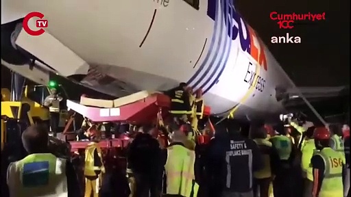 İstanbul Havalimanı’nda korkutan olay… Gövdesinin üzerine inen uçak kaldırıldı